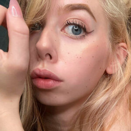 Nahá fotka uniklých OnlyFans od Luxxlovexx