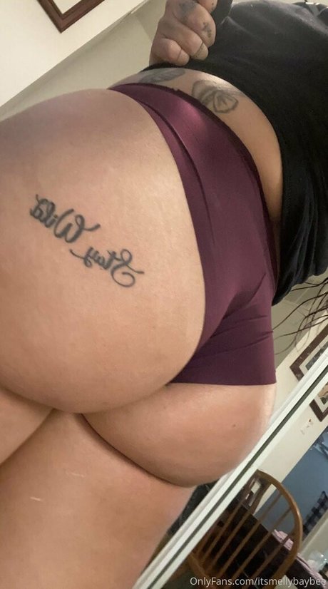 Naken lekkede OnlyFans-bilde av Itsmellybaybee