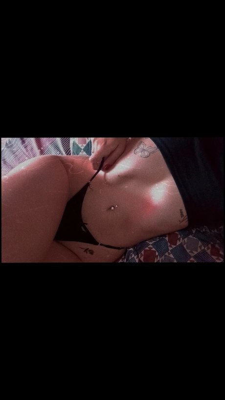 Naken lekkede OnlyFans-bilde av Mia Agustina