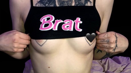 Naken lekkede OnlyFans-bilde av Baby Vampire