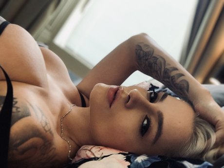 Naken lekkede OnlyFans-bilde av Mila Milan
