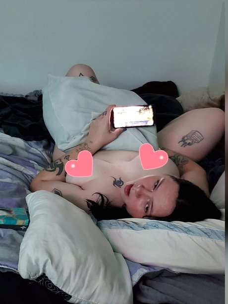 Naken lekkede OnlyFans-bilde av Goat Girl