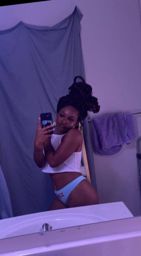 Nahá fotka uniklých OnlyFans od Shawtyshines