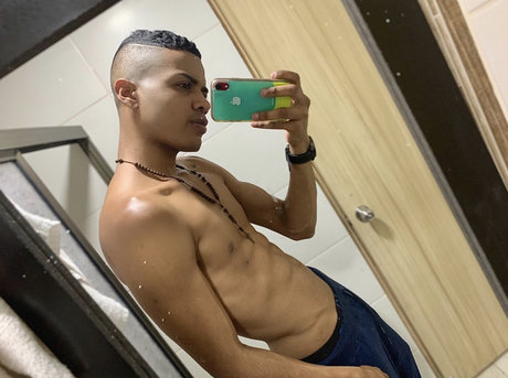 Naken lekkede OnlyFans-bilde av Andres F Armero
