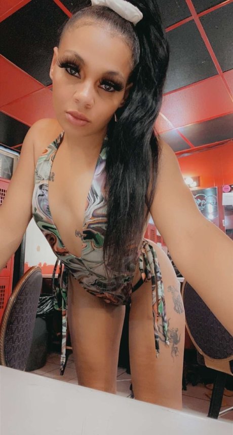 Nacktes geleaktes OnlyFans-Foto von Champagne 
