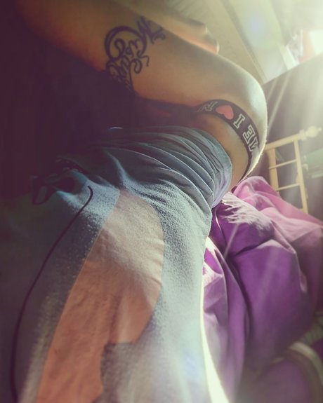 Naakte gelekte OnlyFans-foto van Miss Misanthrop