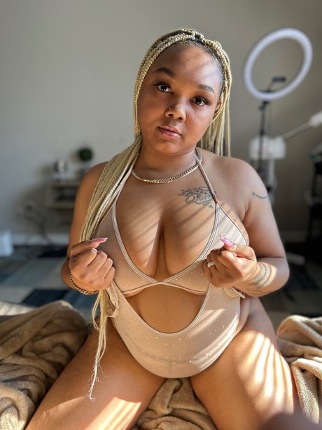 Naken läckt OnlyFans-bild av Miracle Avionna 