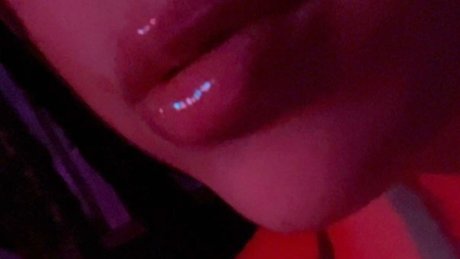 Naken lekkede OnlyFans-bilde av Mami Miq