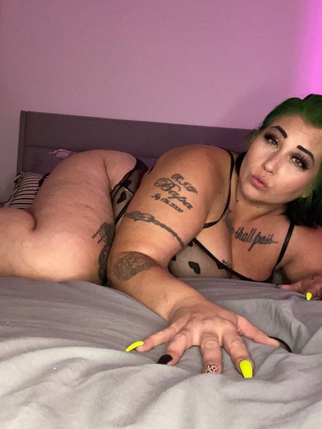 Naken lekkede OnlyFans-bilde av Missred2go