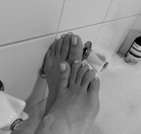 Nahá fotka uniklých OnlyFans od Isabellas Model Feet Ampamp Legs