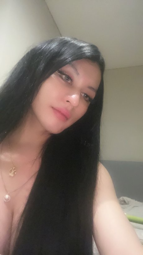 Naken lekkede OnlyFans-bilde av Dona Adeline Patricia Betrix