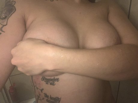 Naken lekkede OnlyFans-bilde av Moons Mamma