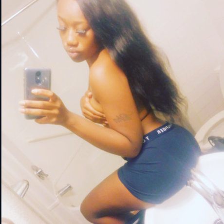 Naken lekkede OnlyFans-bilde av Juicy Lips Dezzy