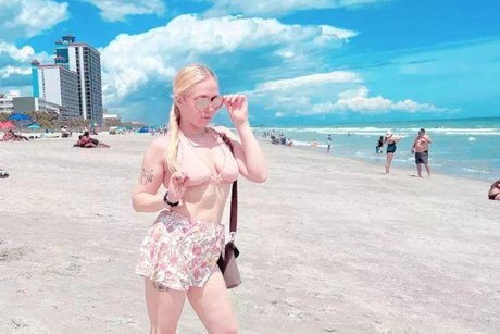 Nahá fotka uniklých OnlyFans od Barbie Quinn