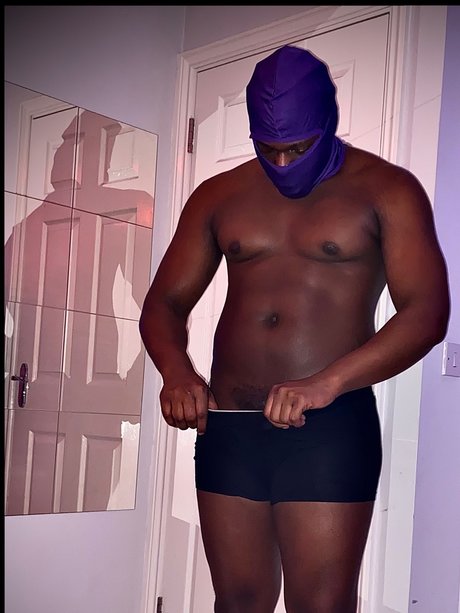 Naken lekkede OnlyFans-bilde av Mr Balaclava 