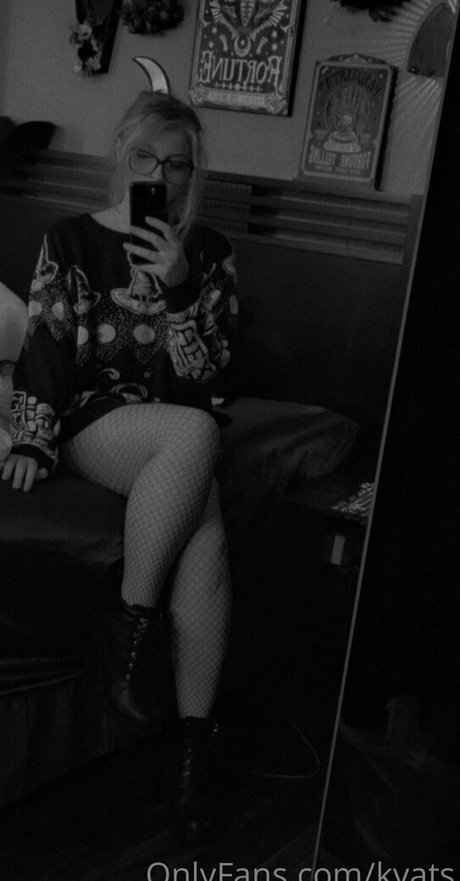 Alasti lekkinud OnlyFans-i pilt Kyats