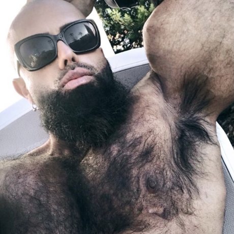 Naken läckt OnlyFans-bild av Bearded Huge Muscle