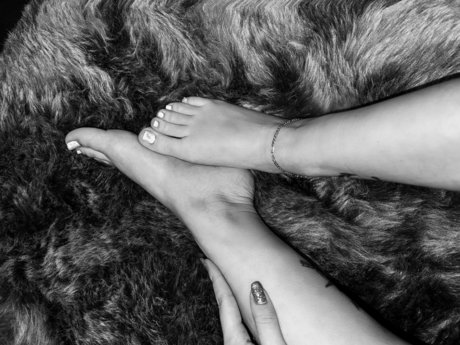 Naken lekkede OnlyFans-bilde av Feetsbymissbarbie