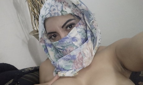 Naken läckt OnlyFans-bild av Real Naughty Muslim Wifey X