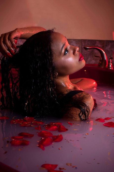 Naken läckt OnlyFans-bild av Najmahal