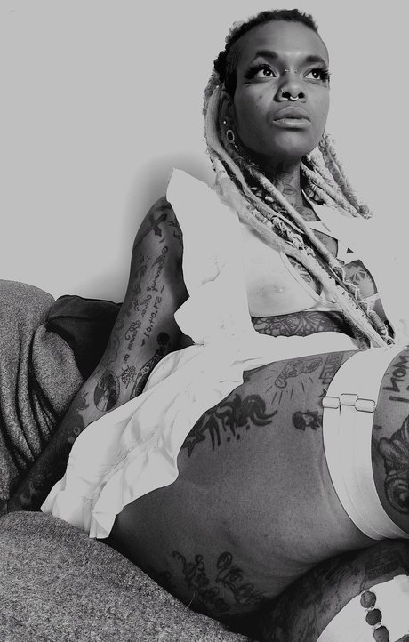 Naken läckt OnlyFans-bild av Dollziilaah Ad4x Blak Bunny