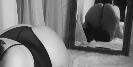 Nahá fotka uniklých OnlyFans od Curvyausqueen