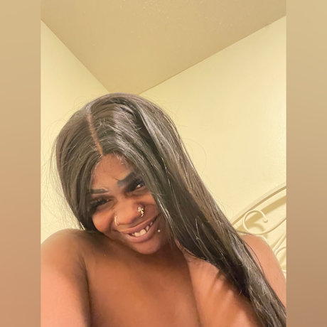 Naken läckt OnlyFans-bild av Freaknastymiamor