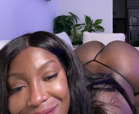 Naken lekkede OnlyFans-bilde av Dark Skin Desires