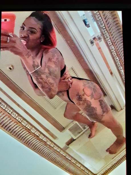 Naken lekkede OnlyFans-bilde av Tatted Soul