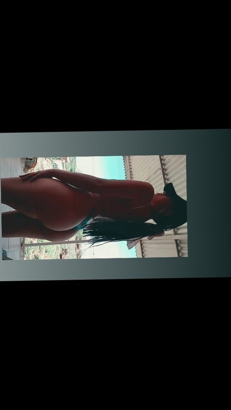 Naken lekkede OnlyFans-bilde av Naomicruzz 