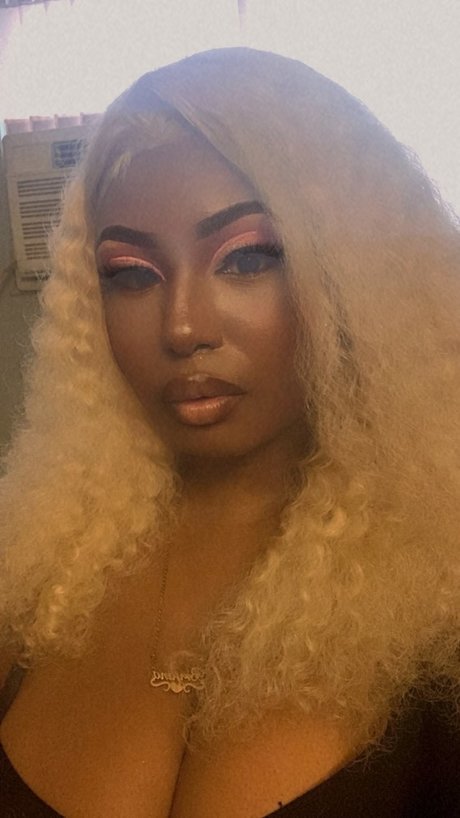 Naken lekkede OnlyFans-bilde av Angel Lust