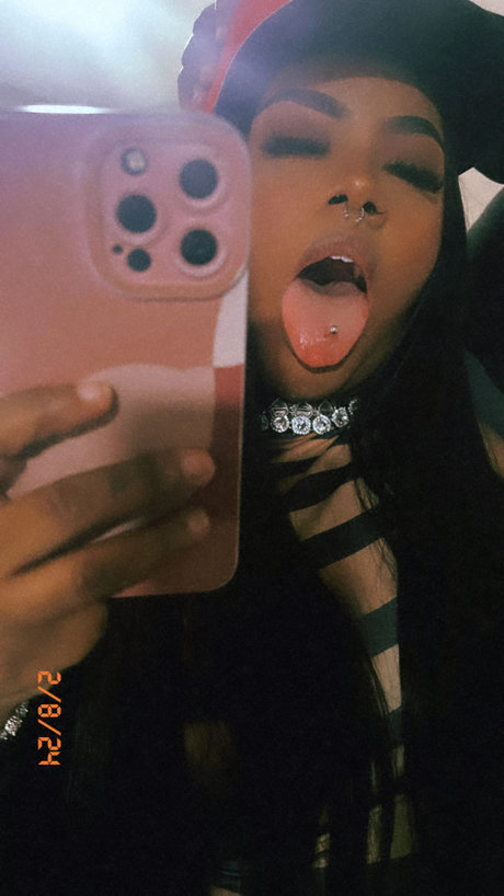 Naken läckt OnlyFans-bild av Officialneshhhhh