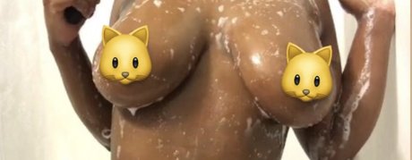 Naken lekkede OnlyFans-bilde av Tharealneisha
