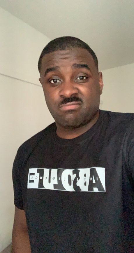 Naken lekkede OnlyFans-bilde av Mr B Smooth