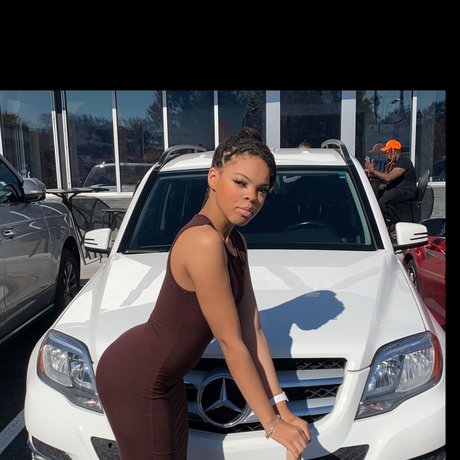 Naken lekkede OnlyFans-bilde av Nia Dior