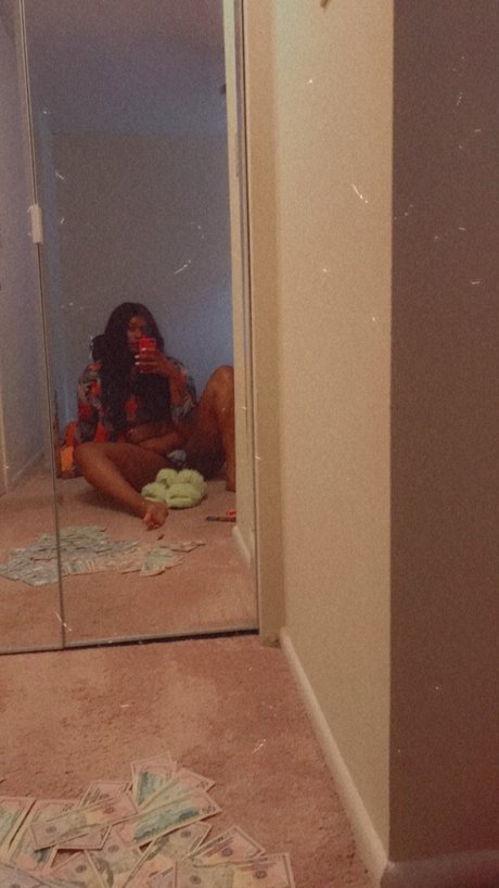 Naken lekkede OnlyFans-bilde av Nikki Waves