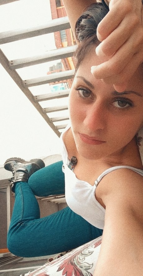 Naken läckt OnlyFans-bild av Mnica Cadena