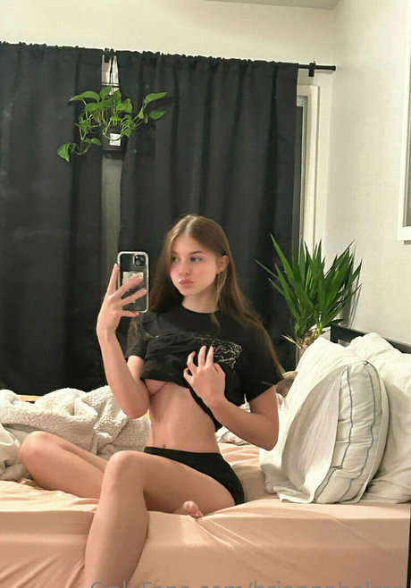 Nacktes geleaktes OnlyFans-Foto von Briannaholms