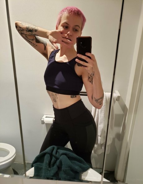 Naken lekkede OnlyFans-bilde av Molotovcocktease
