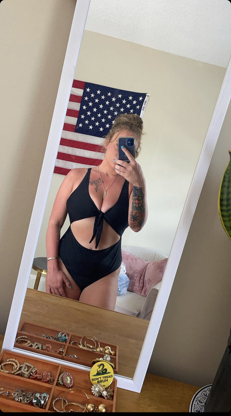 Naakte gelekte OnlyFans-foto van Emilygrey