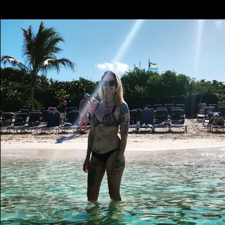 Naken lekkede OnlyFans-bilde av Noelle Ates