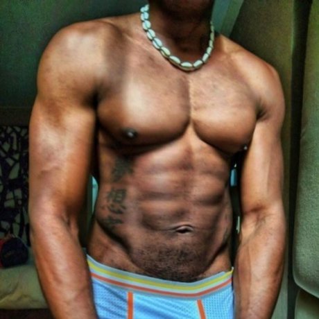 Naken lekkede OnlyFans-bilde av Dude Kembro