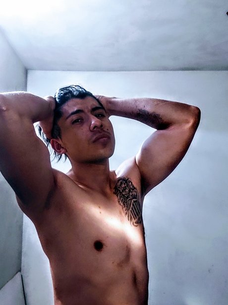 Naken lekkede OnlyFans-bilde av Alo