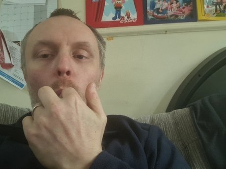 Naken lekkede OnlyFans-bilde av Adam