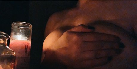 Naakte gelekte OnlyFans-foto van Ari