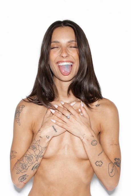 Naken lekkede OnlyFans-bilde av Adelia Clark
