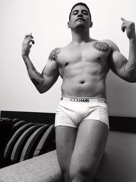 Nahá fotka uniklých OnlyFans od Alejandro Perozo