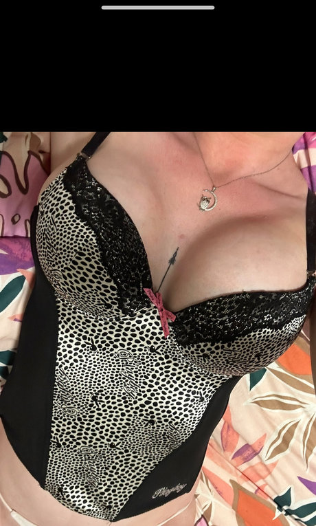 Naken lekkede OnlyFans-bilde av Anita Dickenme