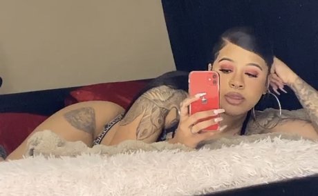 Nahá fotka uniklých OnlyFans od Officialbadassbre