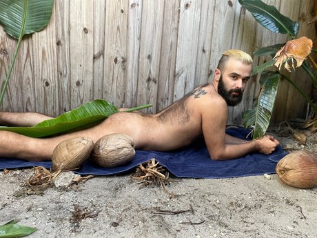 Alaston vuotanut OnlyFans-kuva Abe Monroe